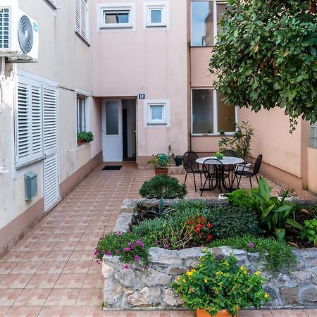 Apartment Bor - On The Beach Malinska Exterior foto