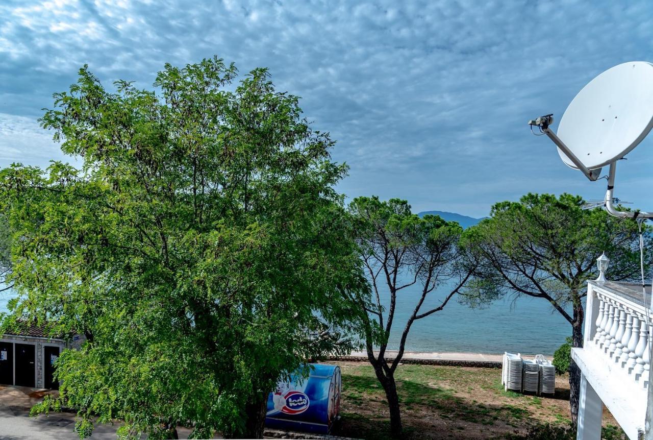 Apartment Bor - On The Beach Malinska Exterior foto