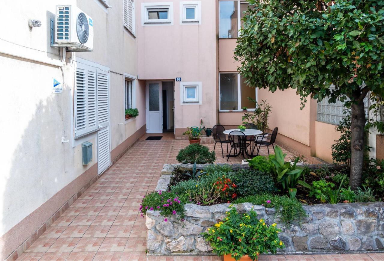 Apartment Bor - On The Beach Malinska Exterior foto